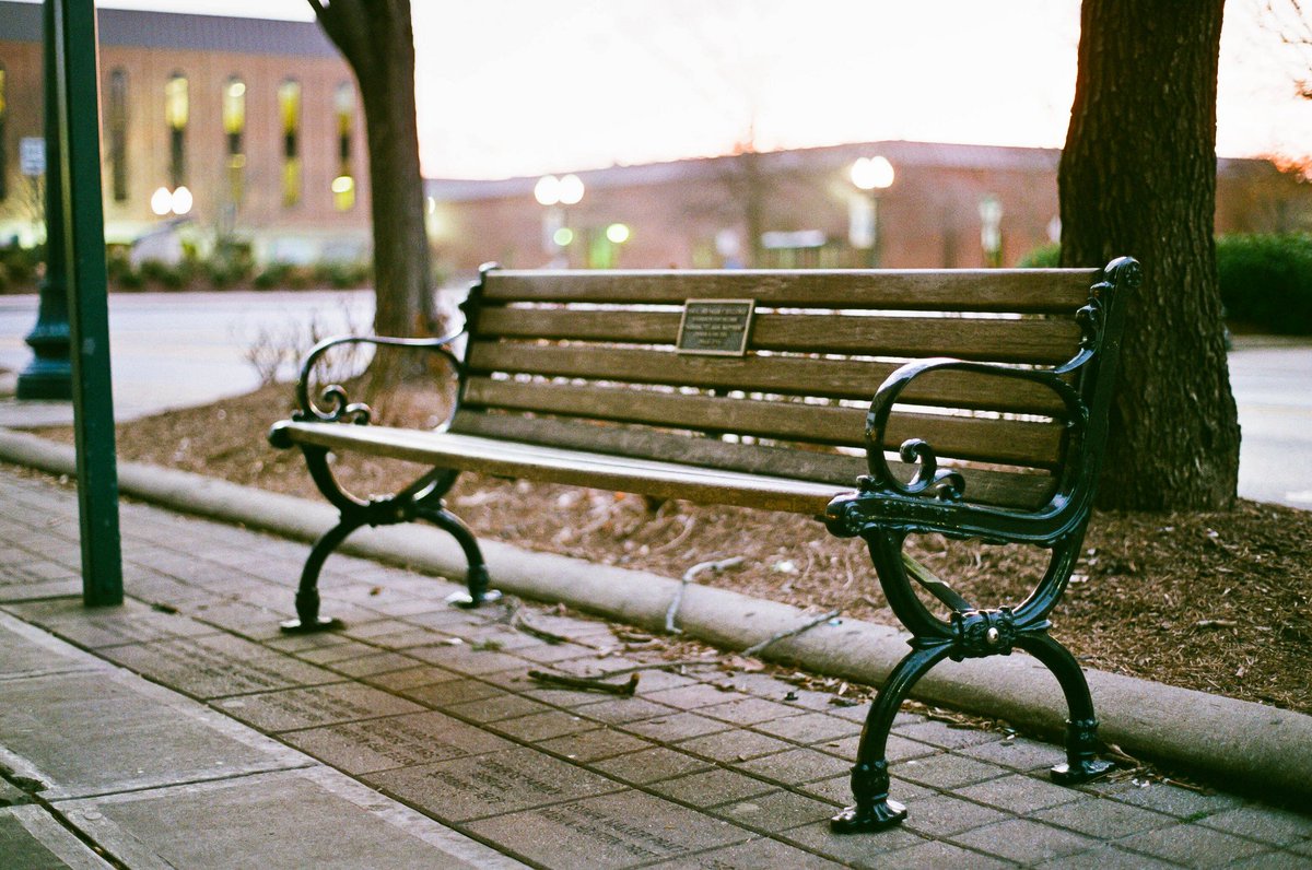 shutteringthru's tweet photo. #Bench @VisitFranklin #FilmBoxLab #FranklinTN #FujiSuperia400 #OM1 #BelieveInFilm #HeyFSC #FilmPhotography #TN https://t.co/cK24Q4fNcD