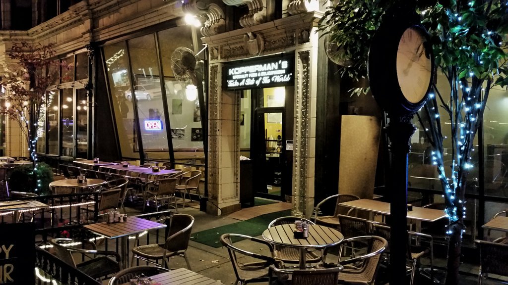 KoppermansSTL's tweet photo. Late night at Kopperman's - breakfast all night, beer/wine/bar until 1:30 am. #breakfast #CWE #latenight https://t.co/qzmXWzgqVD