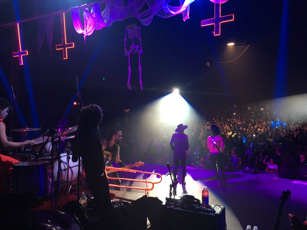 Gran concierto con las <a href="/VDCdrCEREBRO/">Víctimas Show</a> ¿Quién está brincando en el público? #VictimasEnElBlanquita