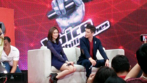LittleAshBoo's tweet photo. When he looks at her https://t.co/GhpN7ZSnqF