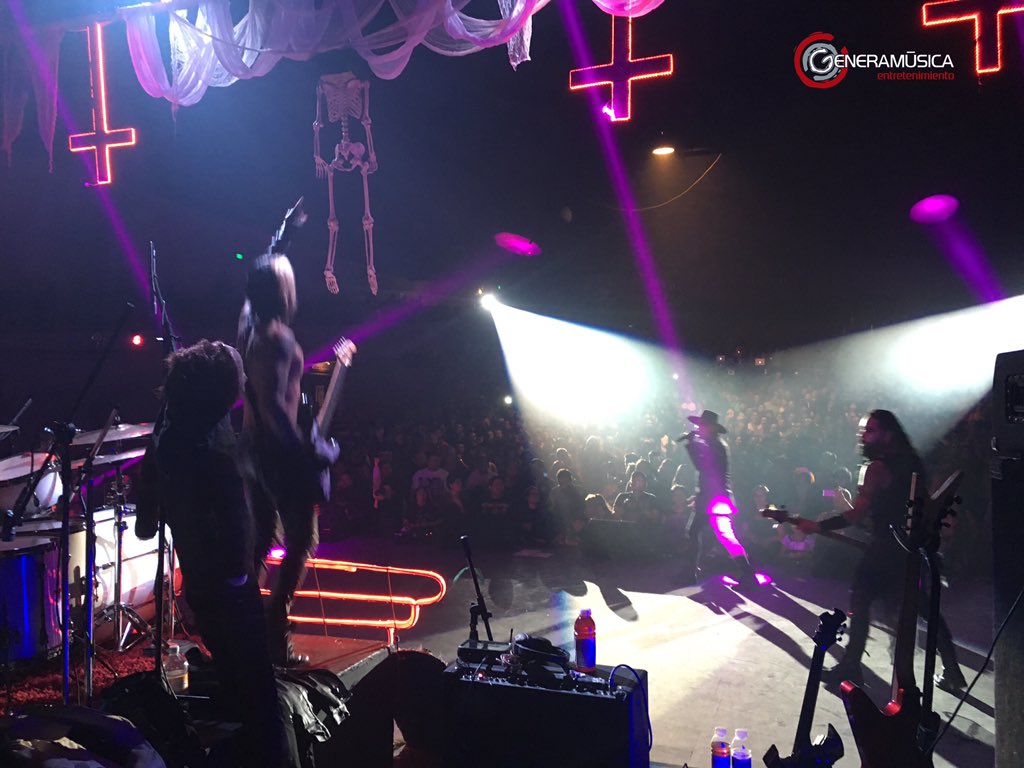 Más loco no puede estar el concierto de las <a href="/VDCdrCEREBRO/">Víctimas Show</a> en el <a href="/TBlanquitaMx/">Teatro Blanquita</a> #GenerandoEmociones