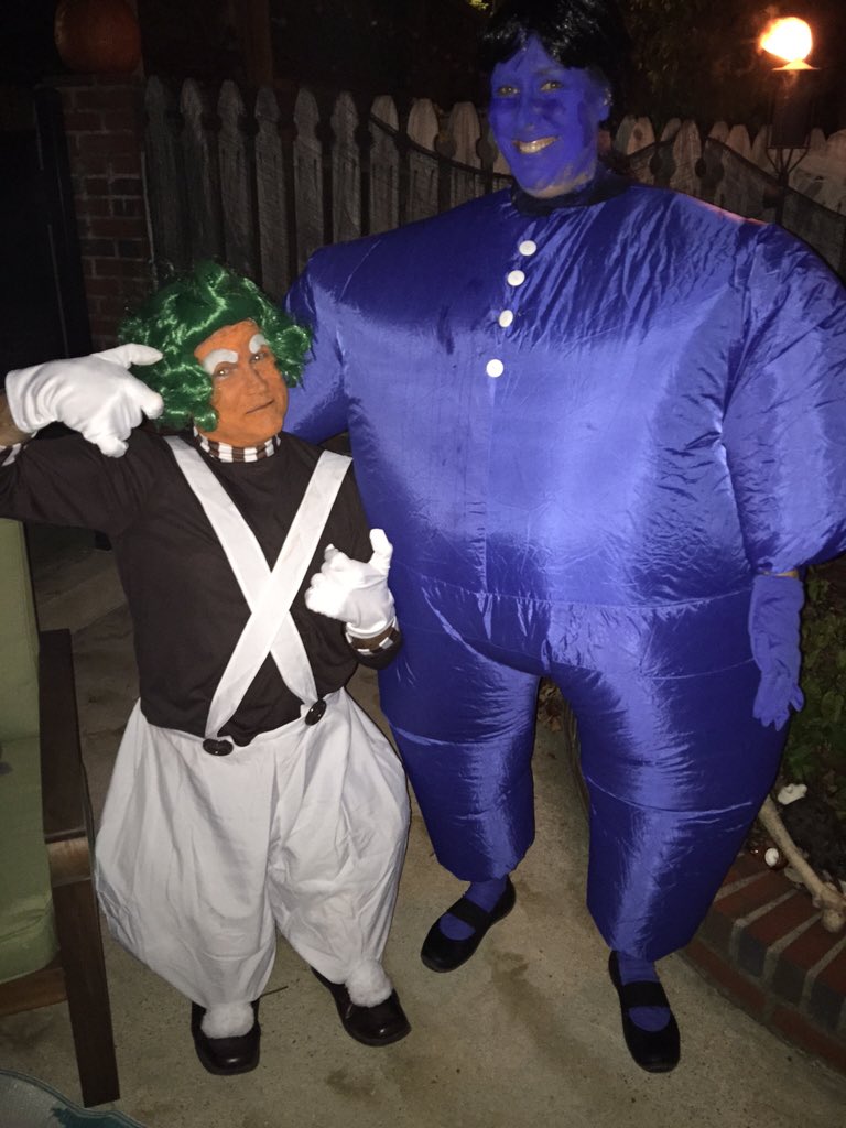 HaleyHaleycha's tweet photo. shoutout to my aunt &amp; uncle @ their halloween party😅 https://t.co/Npm41f1ztb