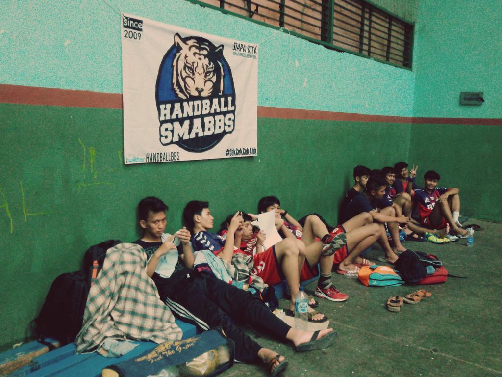 Menunggu pertandingan kedua Vs SMA 10 Bogor. Semoga diberikan kemenangan 🙏👊🐯 UNJ Youth Handball Championship 2015 🙋