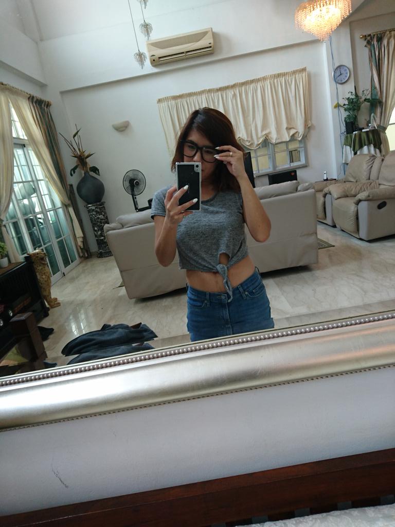hanerimilliona's tweet image. #nerdmode 
Stole your spectacles @TheDeeKosh