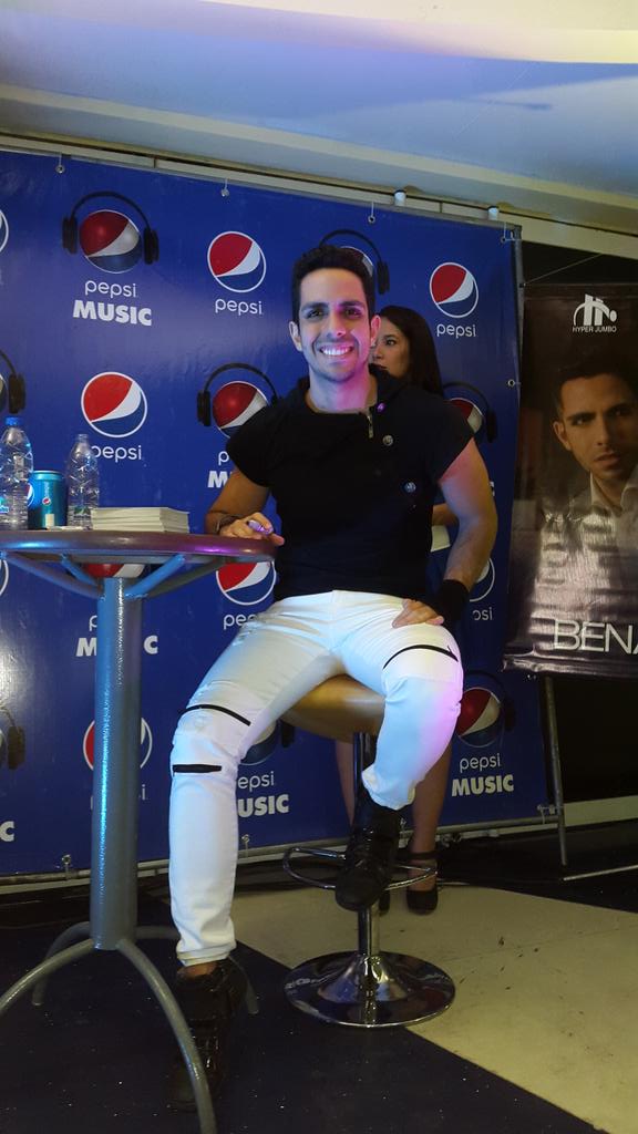 dianarochacon's tweet photo. @FCBenavidesArag maracay esta al ritmo de #VivirSinTi Te Amoo @BenavidesMusic 30/10/15 😍 día inolvidable #BenaFans 💕 https://t.co/nU7E5jiMMX