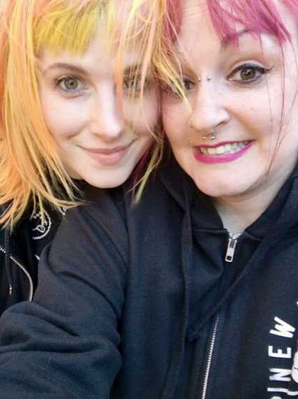 ParamoreNavyWW's tweet photo. Hayley with a fan OMG https://t.co/OyJDFv8uT1