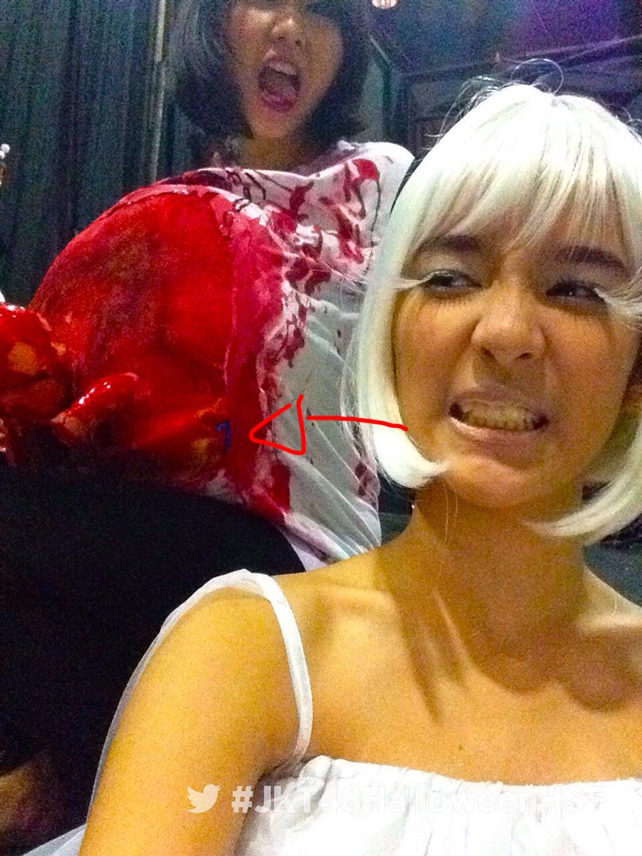 officialJKT48's tweet photo. #TwitterMirror di #JKT48HalloweenHSF  @bebyjkt48, @dhikejkt48 https://t.co/QLG20qgGx3