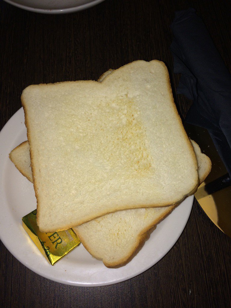 kagnew081212's tweet photo. Apparently this is what passes for toast #hotelfails #stealingdreams #firstworldproblems https://t.co/joNvGl2XpS