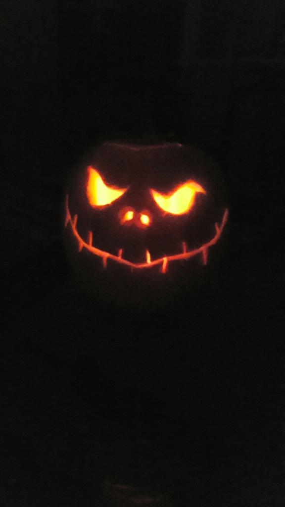 daveyd180911's tweet photo. Not a bad 1st attempt #pumpkincarving #Halloween https://t.co/RyBB3po2VX