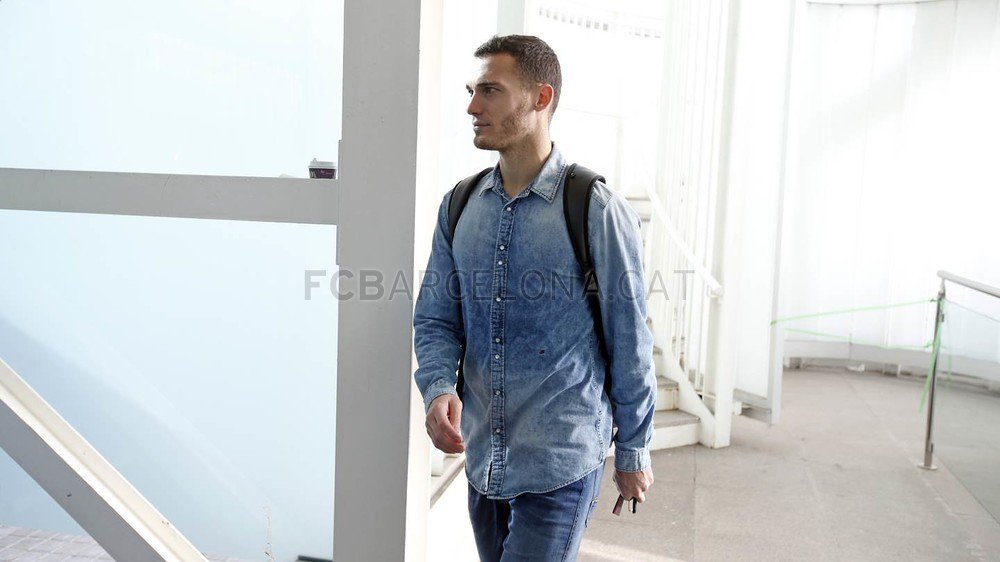 FCBarcelona_es's tweet image. La expedición ya ha aterrizado en Madrid. El equipo quedará concentrado antes del partido contra el Getafe #FCBlive