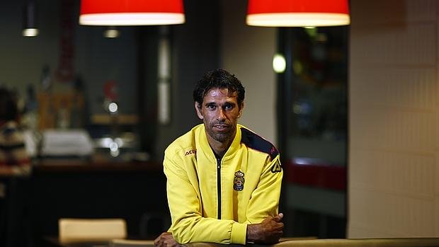 abc_deportes's tweet photo. Entrevista ABC con un genio del fútbol, Valerón: «Dios me ha hecho jugar hasta los cuarenta» https://t.co/C4Eq9DlTj1 https://t.co/GpO8lH32NH