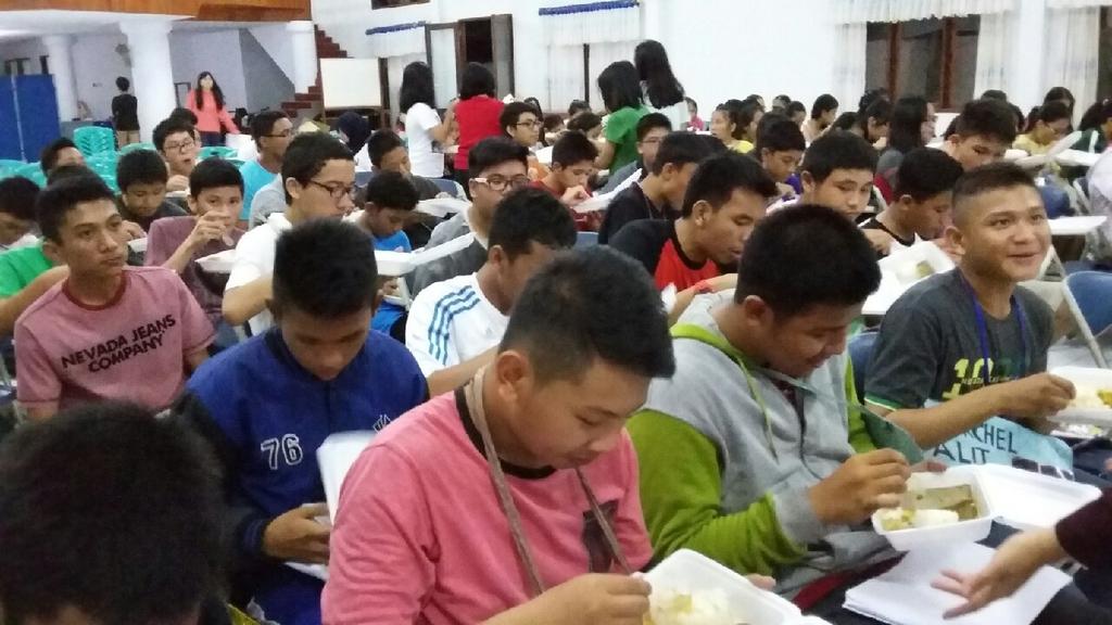 SMAN9_MANADO's tweet photo. Masih hari pertama, peserta LKMO sedang makan malam 😊 https://t.co/HczzxLEbUT
