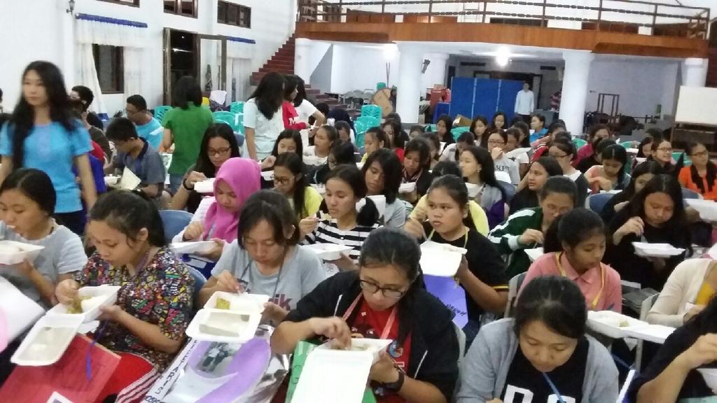 Masih hari pertama, peserta LKMO sedang makan malam 😊