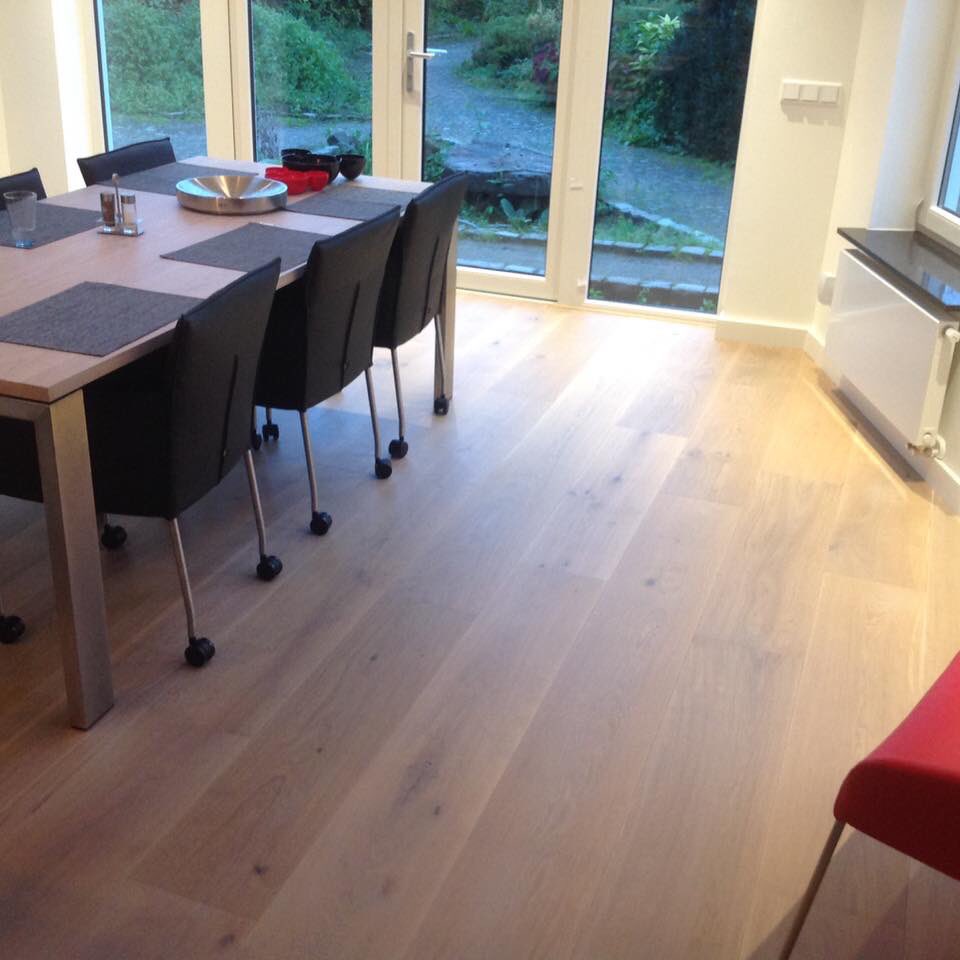 weer een #tevreden jong koppel. een prachtige #parketvloer met vloerdelen van 26cm breed