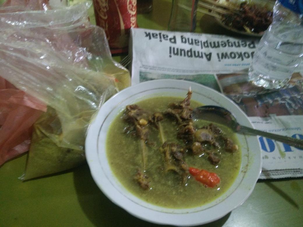 ndreeflinds's tweet photo. kata ibunya ini sate hidung kambing. Hihi tim aneka makan sate tengkleng @ymp_citybound #citybound #ymp34 #solojogha https://t.co/3jdxwx3Gou