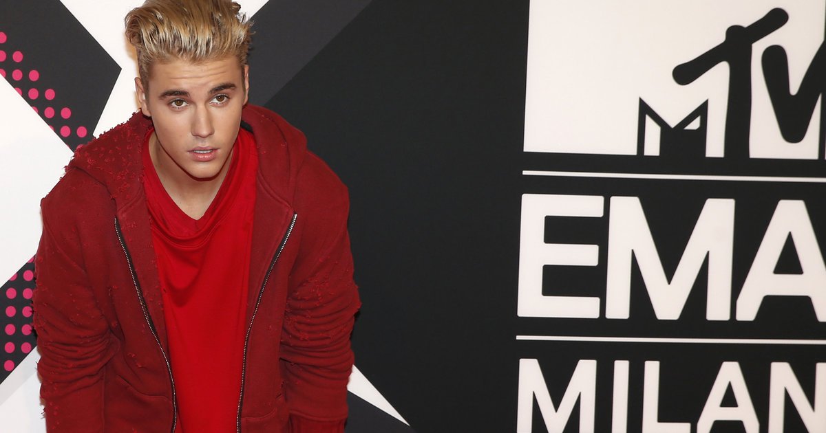 HuffPost's tweet image. Justin Bieber storms off stage in Norway after one song huff.to/1XFNG4Q