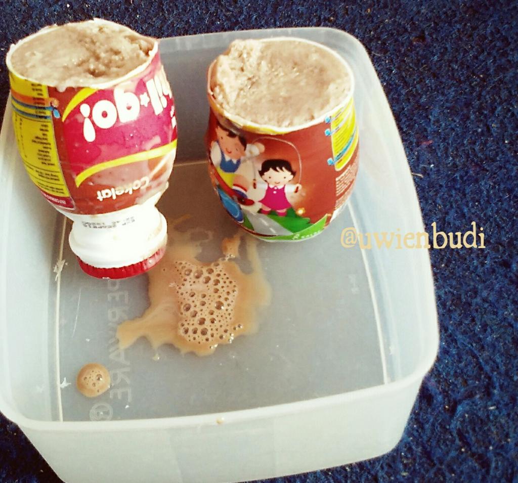 uwienbudi's tweet photo. Cara asyik menikmati #Chilgo  Anak2 sukaak!
Bekukan,potong,nikmati sprt makan icecream. Segeernya @MorinagaID https://t.co/yKYUyxbsmS