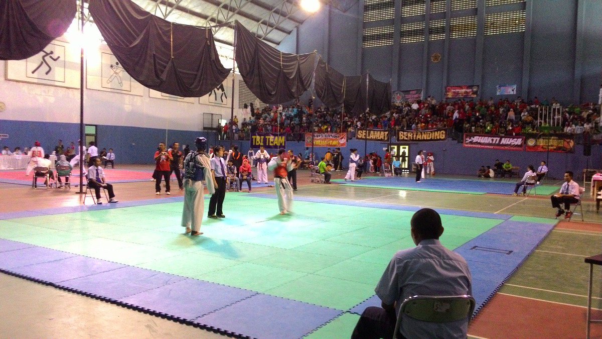 Suasana UGM Taekwondo Championship 2015 di lapangan tennis indoor, lembah UGM
#taekwondo #taekwondochampionship