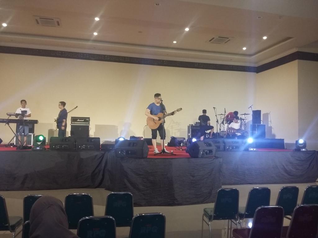 <a href="/ADERA_ega/">ADERA</a> lagi check sound neh buat acara Magna Night Charity Concert For Cataract <a href="/MagnaFKUnram/">MAGNA FK Unram 2017</a>