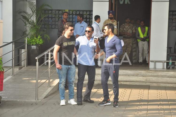 Varun_DvnZone's tweet photo. [Exclusive pics]Varun Dhawan spotted with Varun Sharma at Airport https://t.co/JjnFXaqe2D