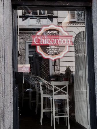 stefanianeirots's tweet photo. Un bicchiere di vino, prosciutti iberici dal Pata Negro allo Jamon. Chicamon via Andrea Doria 12G  #food #turin https://t.co/c6pEljwmXN