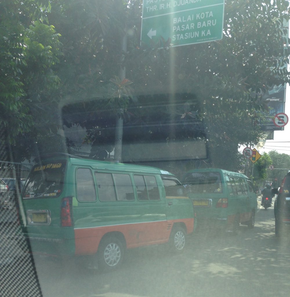0R0Kboyot's tweet photo. angkot nya ngetem, sopir nya #judi #keren #BandungJuara | @ridwankamil @PRFMnews @dishub_kotabdg @IWGinting https://t.co/J9csKIh6rs