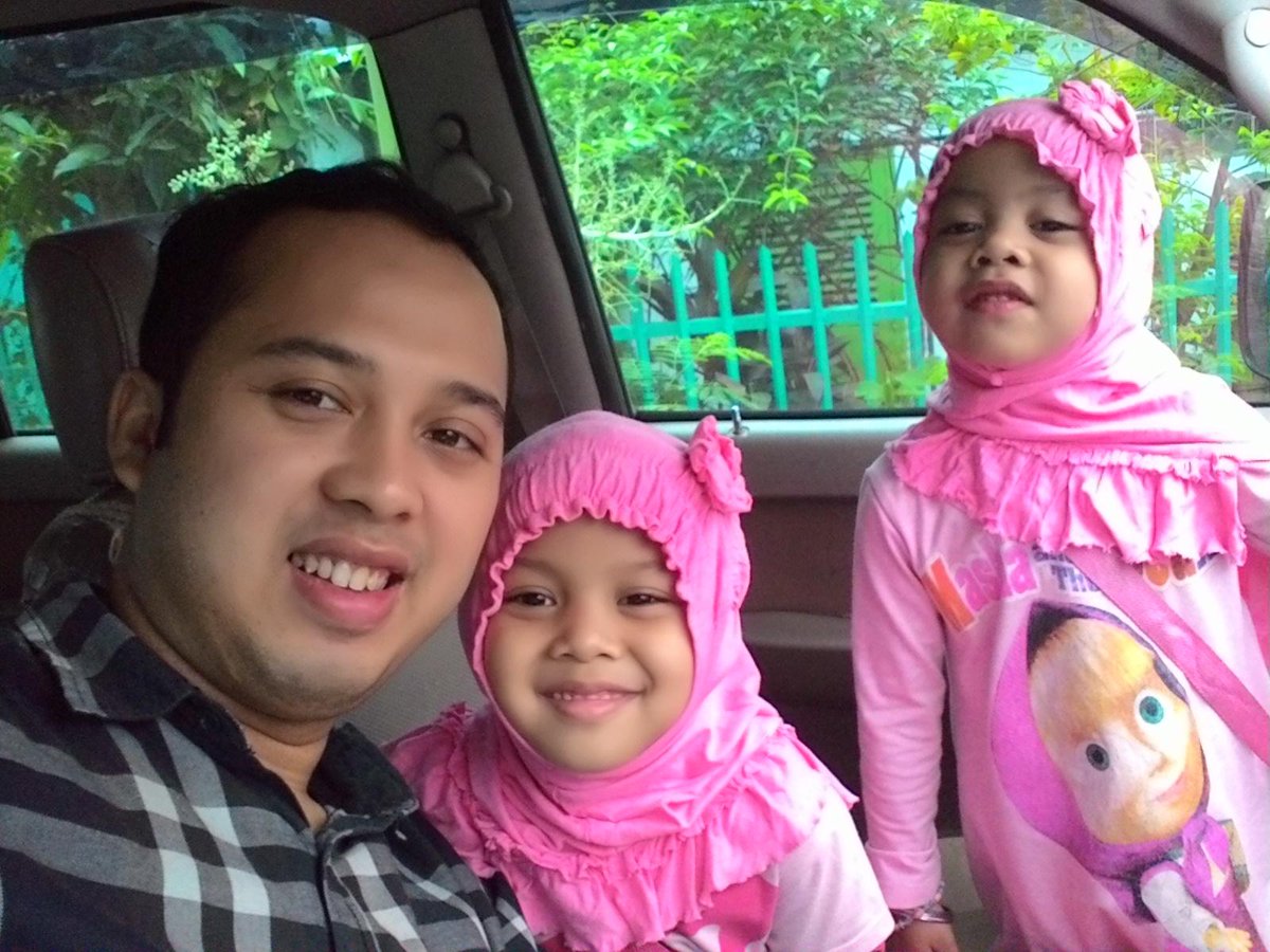 fallash165's tweet image. Anak anak ayo kita anter Umi ke pengajian #ngaji #loveislam #hijab #kidsfashion @yuyunfallash