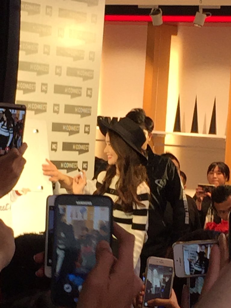 [PIC][31-10-2015]YoonA khởi hành đi Đài Loan để tham dự Fansign cho thương hiệu "H:CONNECT" vào sáng nay CSoULkVVEAEag0K