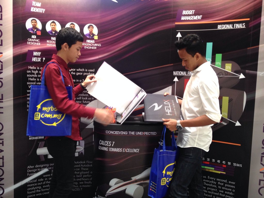 HelixteamF1's tweet photo. Thanks guys for coming to support us ! @adamadnan25 @zainalroslan15 https://t.co/JyUt4E8VRV