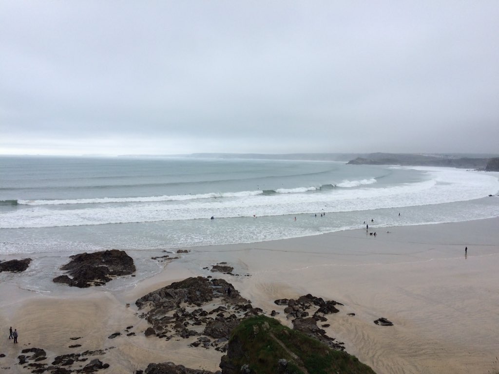EscapeSurfSkool's tweet image. Amazing waves rolling into the bay #winterperfection #surfinglesson #Newquay