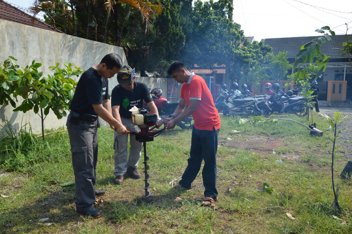 dwidvs's tweet image. Kolaborasi @BPLHKotaBogor &amp;amp;PT.Good Year dlm penanaman pohon&amp;amp; pelubangan resapan biopori @PemkotaBogor @KangEncep