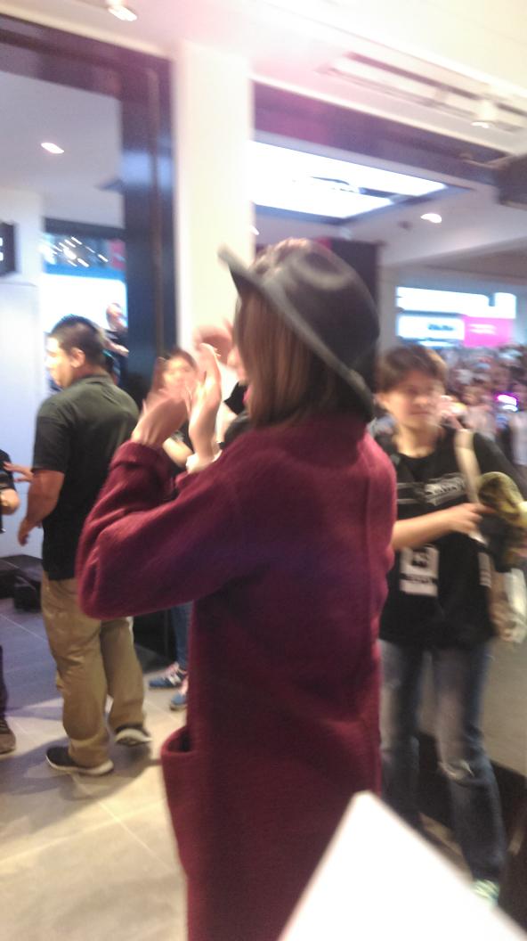 [PIC][31-10-2015]YoonA khởi hành đi Đài Loan để tham dự Fansign cho thương hiệu "H:CONNECT" vào sáng nay CSokY3eVEAAl-6a