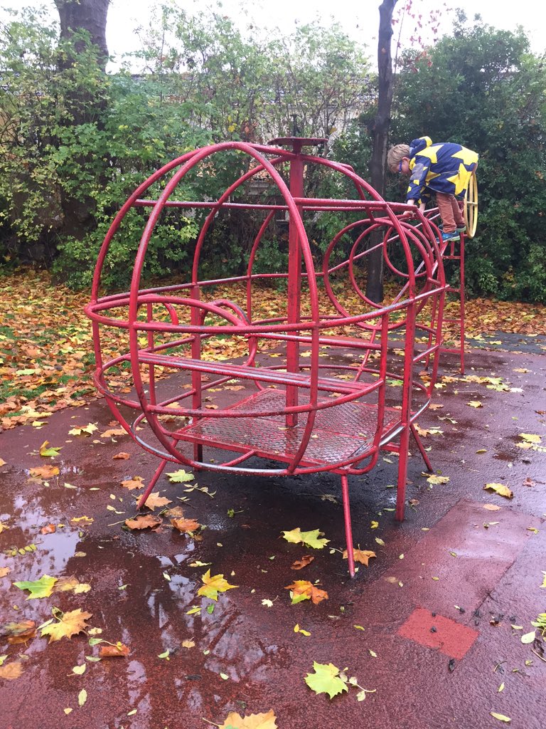 Sam__Thomson's tweet photo. Autumn fun #playing in #MinaRoad #Park @bristolparkhive https://t.co/VFzRn3ENEL