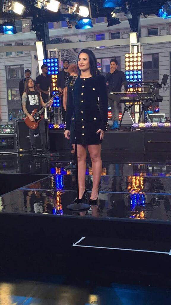ddlovato1love's tweet photo. Demi Lovato on stage at Good Morning America - October 29th
#DemiLovato #DemiOnGMA #Confident #ConfidentToNumber1 https://t.co/AxXvggmakV