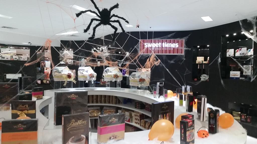 dutyfreephils's tweet photo. Happy Halloween, folks!
#HappyHalloween #pesopower #dutyfree #shoppingfestPh #balikbayan #chocolates https://t.co/fS8OIKIwD3