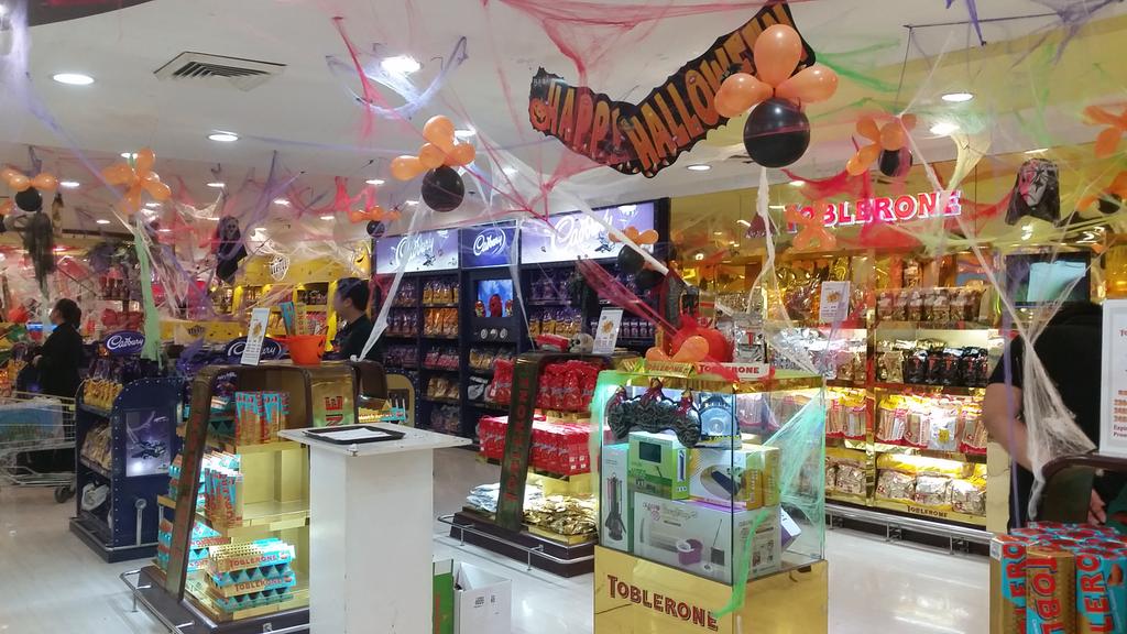 dutyfreephils's tweet photo. Happy Halloween, folks!
#HappyHalloween #pesopower #dutyfree #shoppingfestPh #balikbayan #chocolates https://t.co/fS8OIKIwD3
