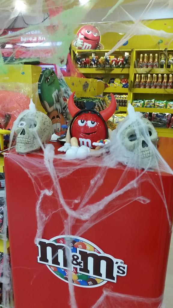 dutyfreephils's tweet photo. Happy Halloween, folks!
#HappyHalloween #pesopower #dutyfree #shoppingfestPh #balikbayan #chocolates https://t.co/fS8OIKIwD3