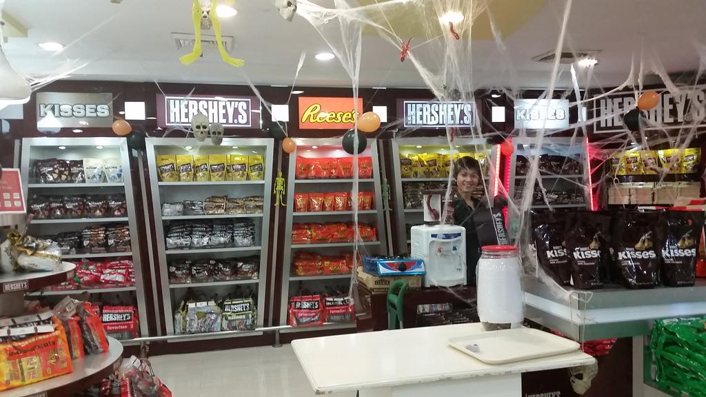 dutyfreephils's tweet photo. Happy Halloween, folks!
#HappyHalloween #pesopower #dutyfree #shoppingfestPh #balikbayan #chocolates https://t.co/fS8OIKIwD3