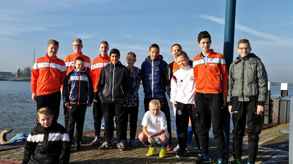 ErikSoosef's tweet photo. De C3 van @svhonselersdijk   onderweg naar @vvRozenburg https://t.co/4njZ7U3tmA