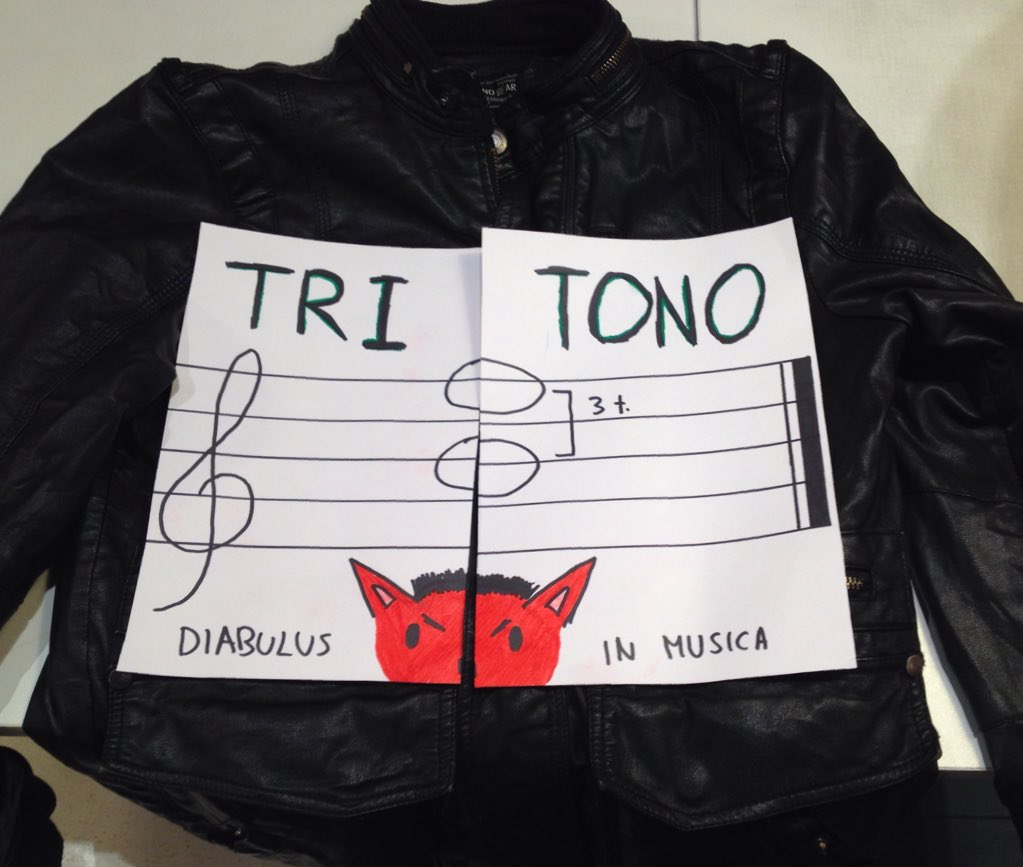 musicocabreado's tweet photo. Recordemos cuando me disfracé de tritono. Porque nada da más miedo que un tritono. #DisfracesMusicales https://t.co/QuaIScJJsN