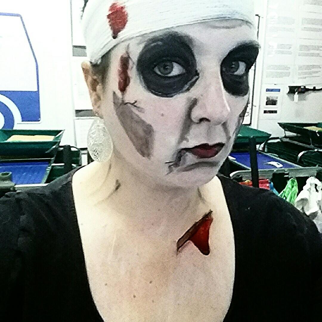jomiller88's tweet photo. Sat in urgent care.Ppl trying to figure out what's wrong #Halloweenweirdo #BurntHand #MegaOuchies #SillyBunny https://t.co/l5XEO2vh5q