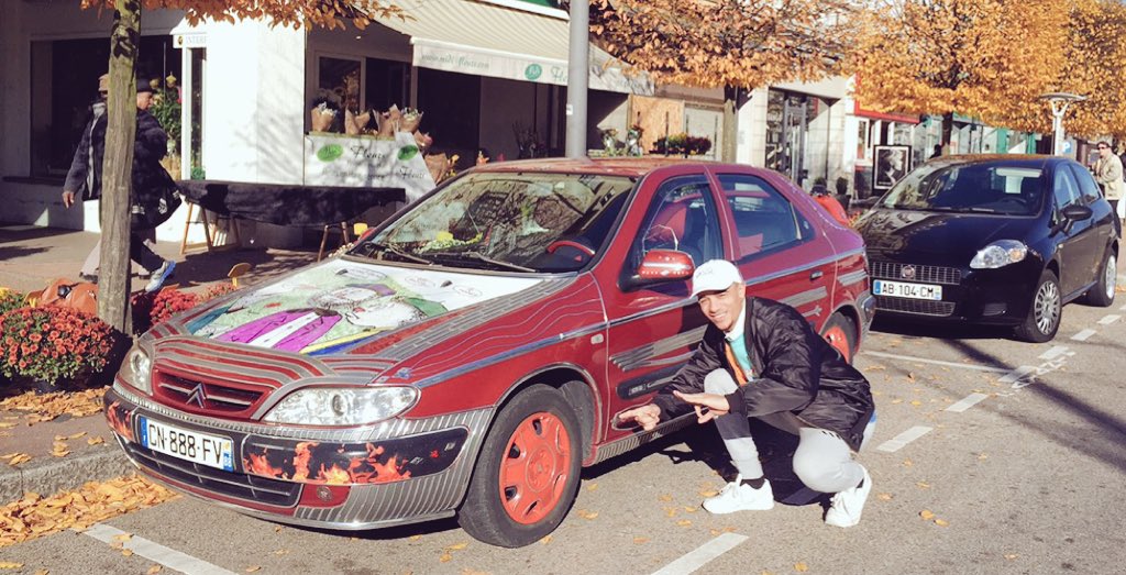 MisterVonline's tweet photo. - Putain Daniel on a plus de budget pour le tunning 
- Non mais on a des feutres t'inquiète j'ai taffé un truc https://t.co/h0kSKZAUAu
