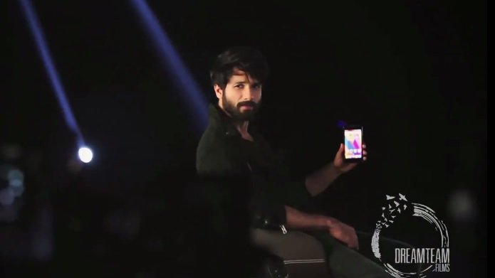 iprateek_12's tweet photo. VIDEO ~ Behind The Scenes video of @shahidkapoor's super awesome QMobile i6i TVC https://t.co/0hOqGYOV53 https://t.co/niWa3PG6FU