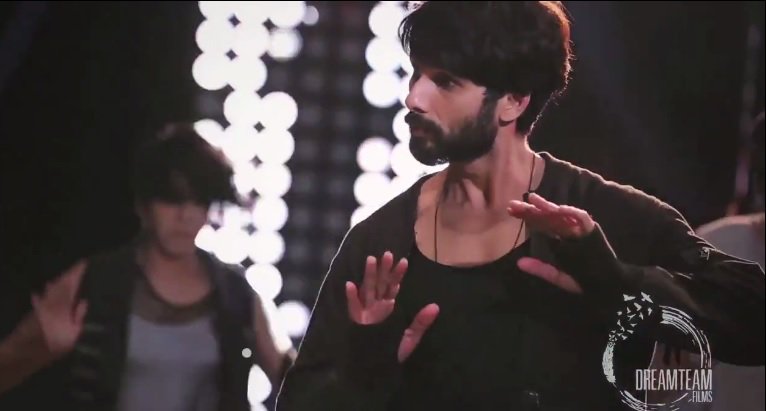 iprateek_12's tweet photo. VIDEO ~ Behind The Scenes video of @shahidkapoor's super awesome QMobile i6i TVC https://t.co/0hOqGYOV53 https://t.co/niWa3PG6FU
