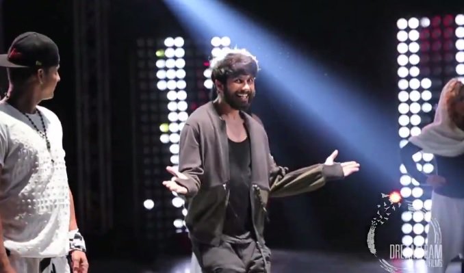 iprateek_12's tweet photo. VIDEO ~ Behind The Scenes video of @shahidkapoor's super awesome QMobile i6i TVC https://t.co/0hOqGYOV53 https://t.co/niWa3PG6FU