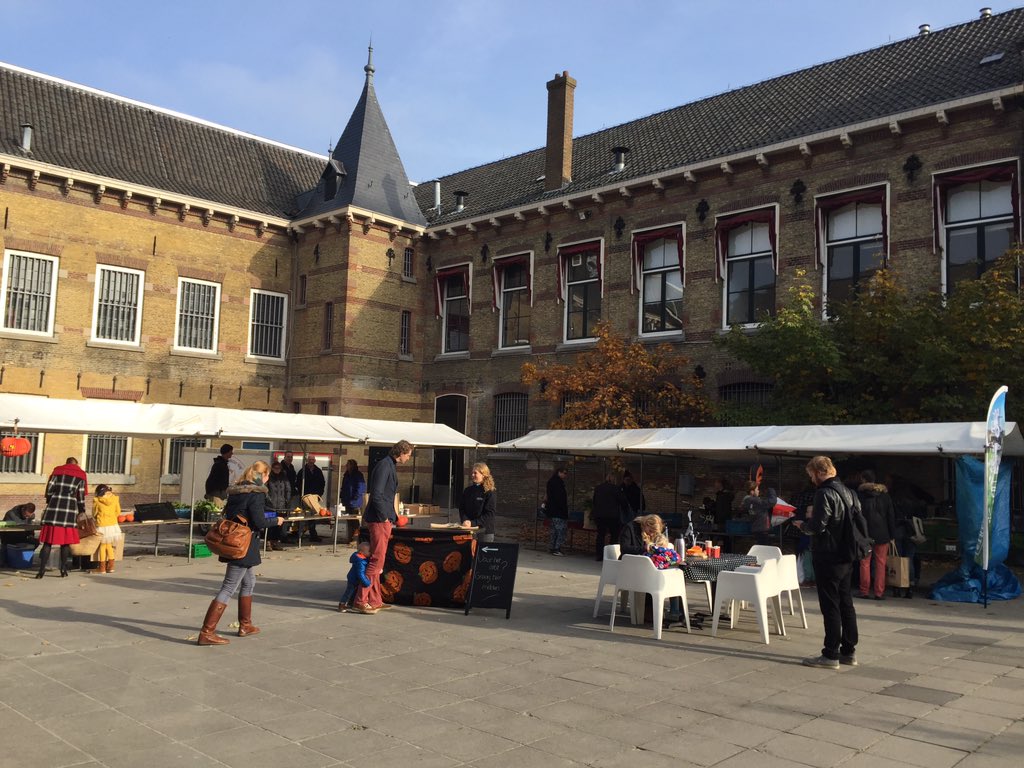 Voor de #LC bij <a href="/deStreekboer/">De Streekboer</a>! Sfeerreportage maken over de koper én verkoper. Maandag in de krant.

#Blokhuispoort