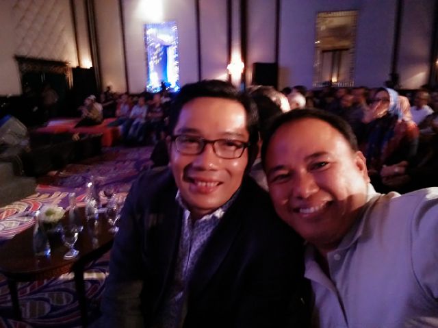 Int_GreenSchool's tweet photo. Duh @uncelsoni principal of @Int_GreenSchool sumedang | ngefans sama kang @ridwankamil | selfi pas jazz fest :) https://t.co/2rlROU9r9T