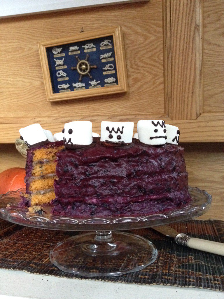 BrewBoatCompany's tweet photo. Happy Halloween! Ghoulish cake from @teahivetweets https://t.co/G1dvIi9BlQ
