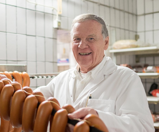 bzwien's tweet photo. "meine mutter ist 95 geworden." pläyoder für die #wurst von fleischer erwin fellner. #wien https://t.co/sp93DAz6PL https://t.co/2WQrrRN6Pn