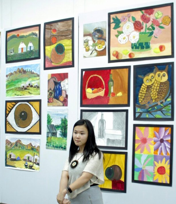 С.Намуунцэцэг охин зурах дуртай. Гэхдээ бүр хөлөөрөө зурдаг. Тэр бүтээлүүддээ голдуу байгаль, ан амьтдыг дүрсэлжээ.